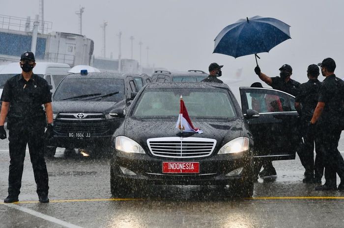 Presiden Indonesia, Joko Widodo dijemput gunakan mobil dinas Mercedes-Benz S600 Guard di Bandara Udara Sultan Mahmud Badaruddin II.