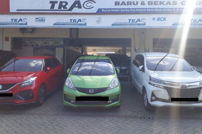 Stok mobil bekas di Oto Trac, Palem Semi, Tangerang