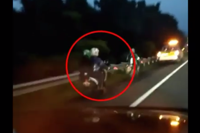 Dua motor ojek yang tertangkap kamera di jalan Tol Pasteur, Bandung