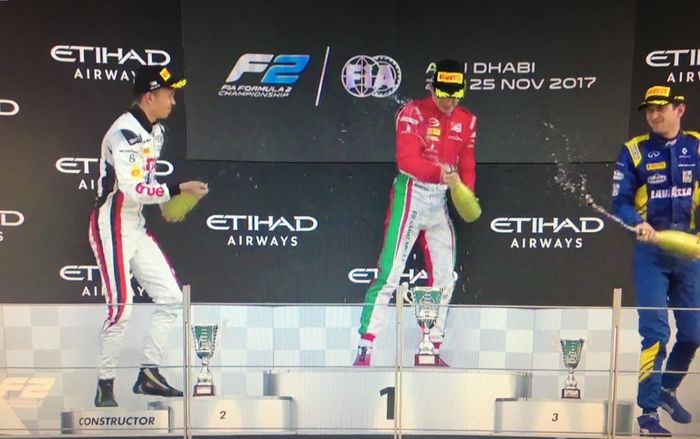 Charles Leclerc (tengah) memenangkan balapan terakhirnya di F2 pada sprint race F2 Abu Dhabi