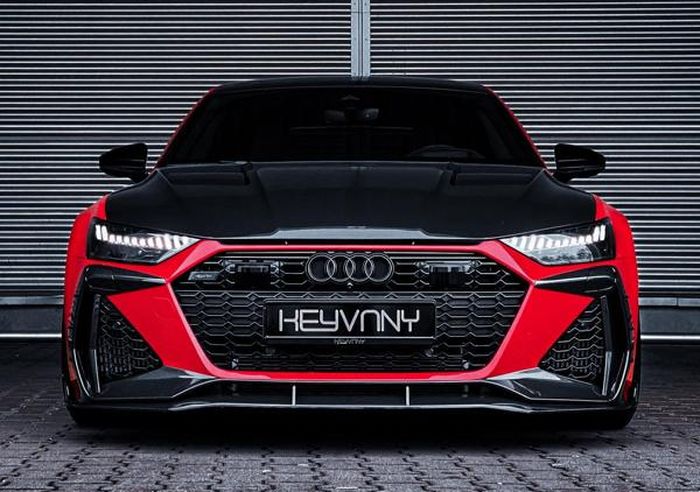 Tampang Audi RS7 Sportback banyak berhias serat karbon