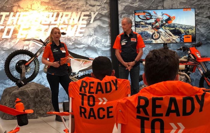 Joachim Sauer (kanan) saat membeberkan masing-masing keunggulan KTM EXC 2020 di hadapan media