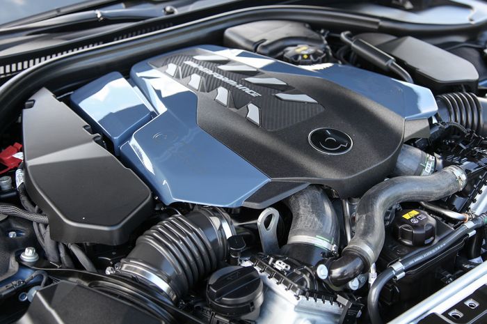 Ilustrasi mesin V8 4.400 cc twin-turbocharger 