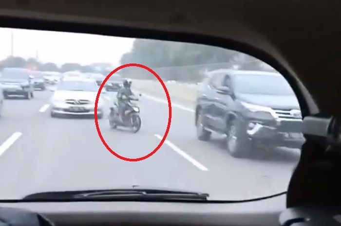 Pemotor naik Honda BeAT terobos jalan tol dan lantas putar balik