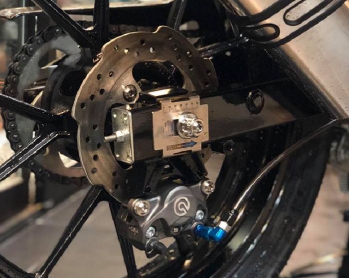 Rem cakramnya diberi kaliper Brembo