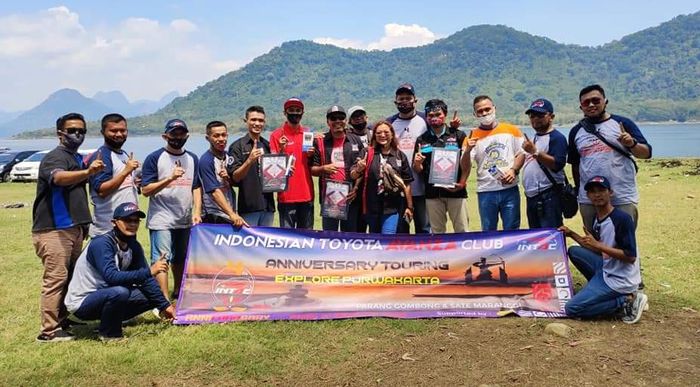 para member Indonesian Toyota Avanza Club (INTAC) saat merayakan anniversary ke-4 di Camping Ground Parang Gombong, Purwakarta, Jawa Barat.