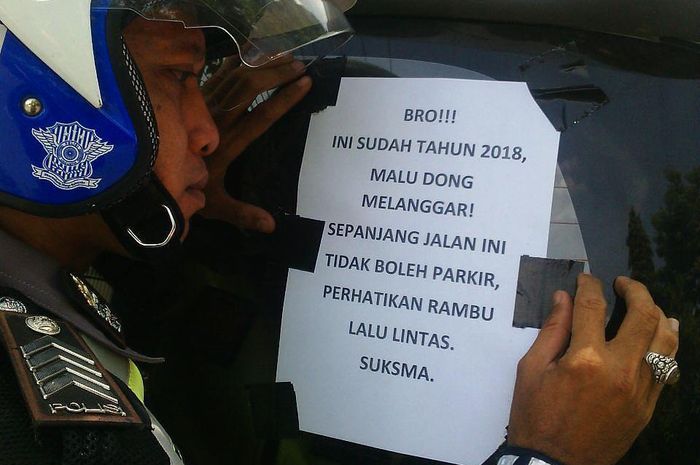 Tempel secarik kertas pesan buat pelanggar lalu lintas dilakukan pihak kepolisian