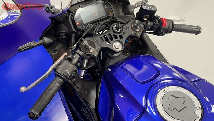 Setang New Yamaha R25 underyoke tapi tetap nyaman karena batang setang tinggi