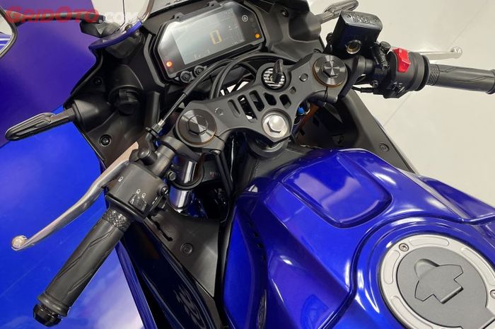 Setang New Yamaha R25 underyoke tapi tetap nyaman karena batang setang tinggi