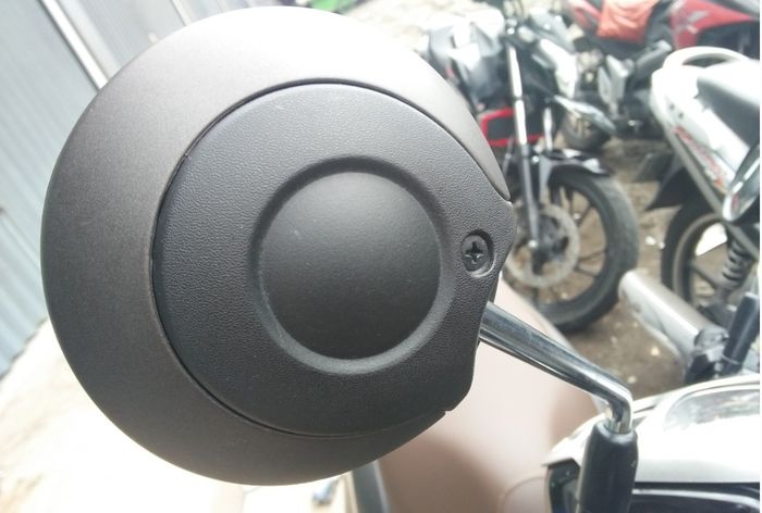 Baut yang ada di bagian belakang spion