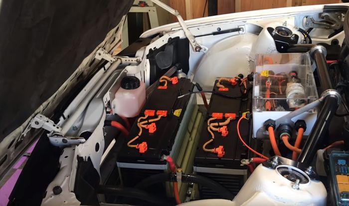 Kap mesin kini dipenuhi dengan baterai