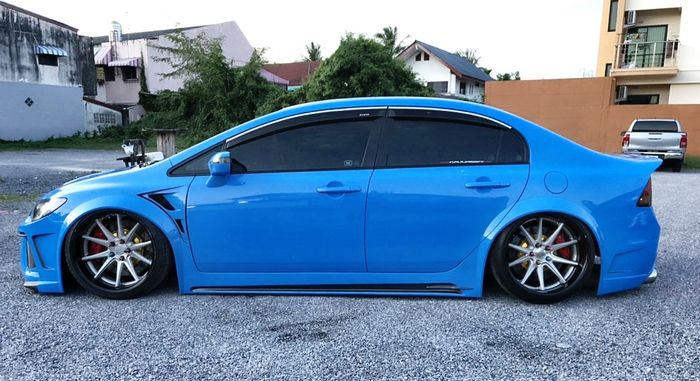 Tampilan samping Honda Civic FD bergaya street racing