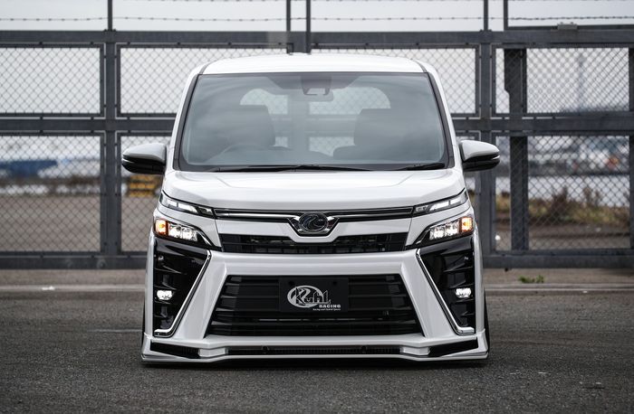 Tampilan depan modifikasi Toyota Voxy hasil garapan Kuhl Racing, Jepang