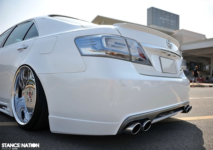 Tampilan belakang Toyota Camry juga dibuat lebih clean