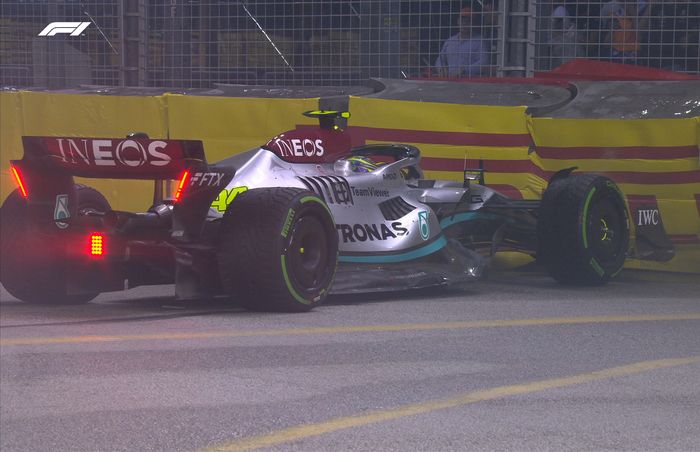 Lewis Hamilton menabrak pembatas sirkuit saat bersaing dengan Carlos Sainz di balap F1 Singapura 2022