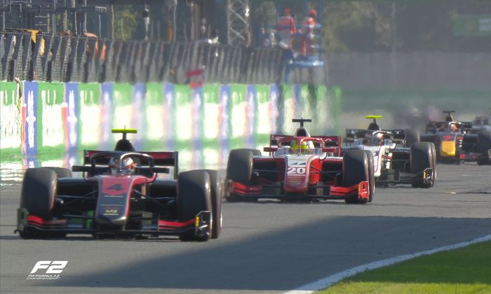 Melakukan start yang hebat pada race 1 F2 Italia 2020, Mick Schumacher berada di belakang Callum Ilott