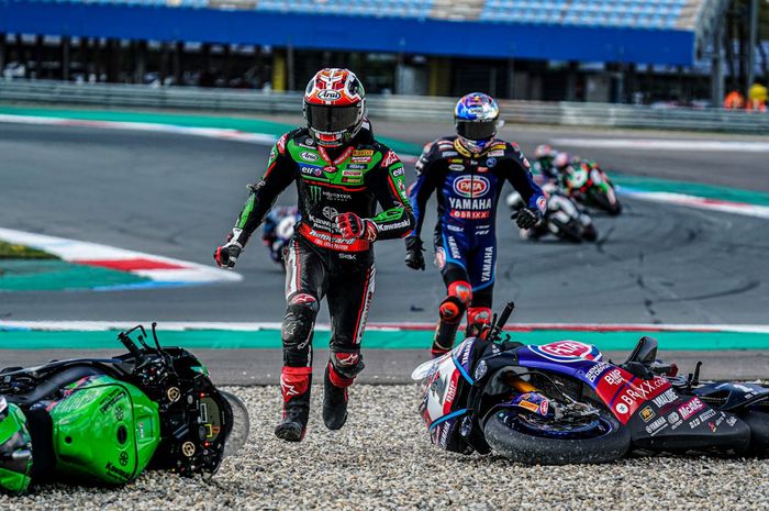 Jonathan Rea dan Toprak Razgatlioglu sama-sama tersingkir dari race 2 WorldSBK Belanda 2022