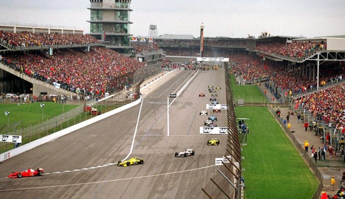 Balap F1 Amerika Serikat di Indianapolis tahun 2000 dipadati ribuan penonton