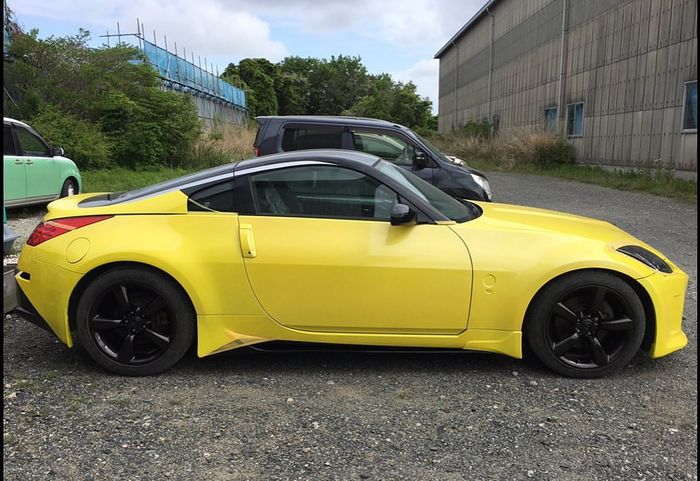 Modifikasi Nissan 350Z ala Nissan Z diberi finishing dual-tone kuning dan hitam