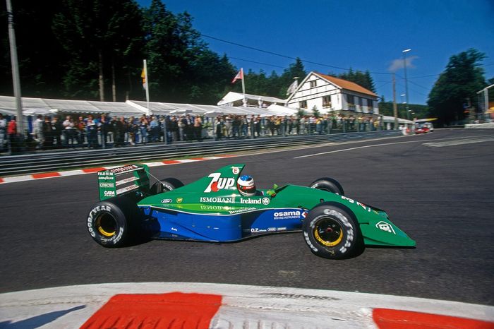 Michael Schumacher mengemduikan mobil Jordan 191 dalam debutnya di balap F1 bersama tim Jordan di F1 Belgia 1991