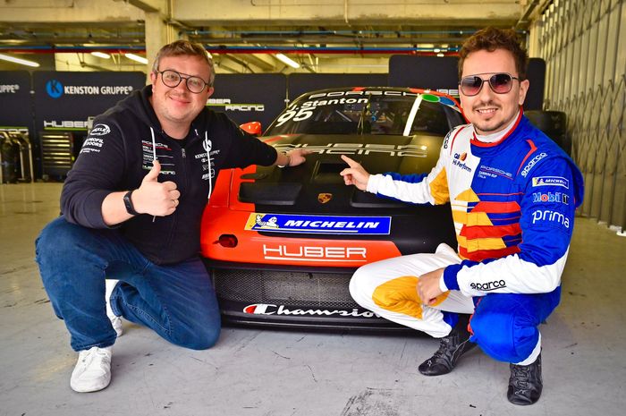 Jorge Lorenzo (kanan) akan mengikuti balap mobil Porsche Supercup 2023 bersama tim Huber Racing