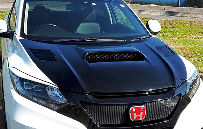 Kap mesin warna hitam plus headlamp dengan eyeline