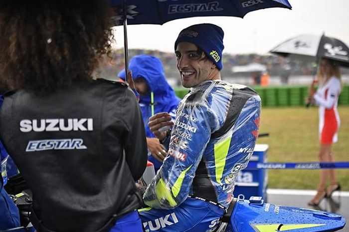 Andrea Iannone saat menggunakan jas hujan khusus balap MotoGP.