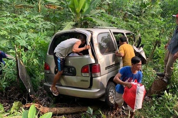 Kondisi Daihatsu Esspas masuk jurang, di Bojonggaling, Kecamatan Bantargadung, Kabupaten Sukabumi, Jawa Barat, Jumat (22/7/2022)