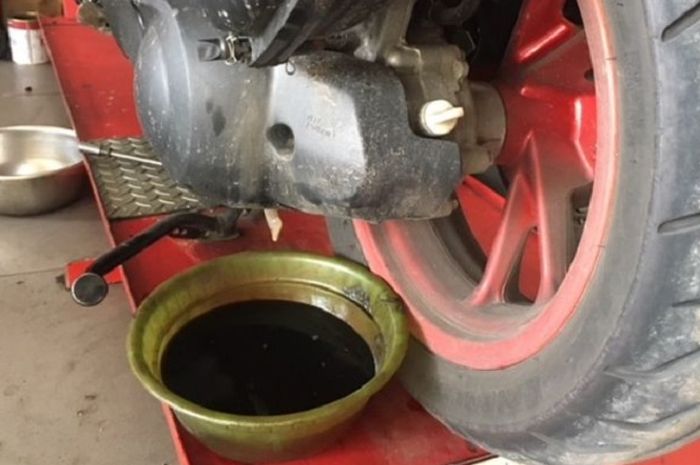 Oli mesin bekas berwarna hitam justru bagus, pertanda bekerja maksimal
