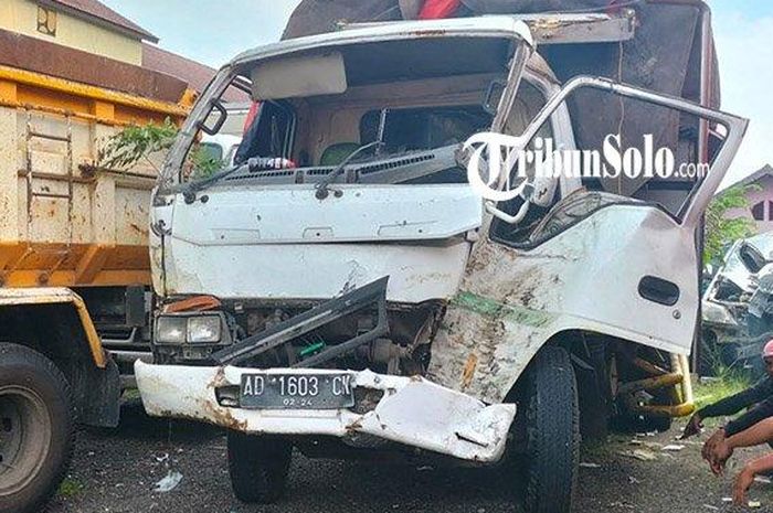 Kondisi truk usai terlihat kecelakaan di Jalan Sragen - Ngawi pada , Kamis (14/7/2022).  