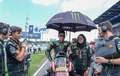 Ini Pesona Umbrella Girl Berhijab di MotoGP di Samping Hafizh Syahrin