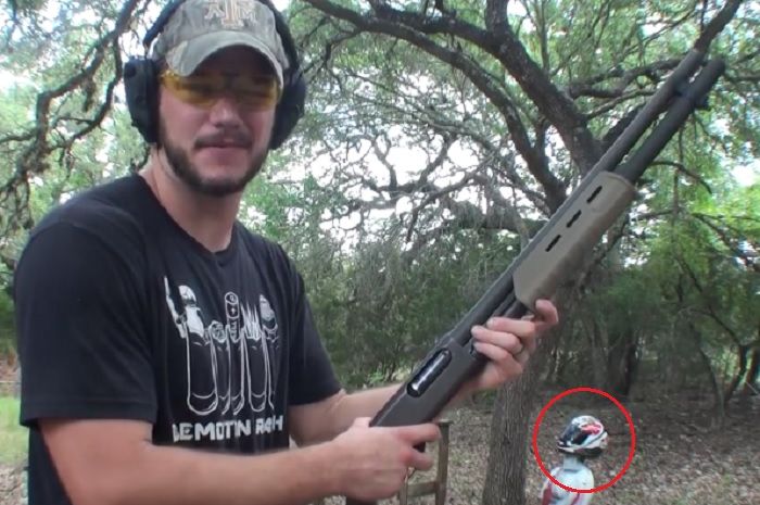 Tes kekuatan helm saat menerima tembakan