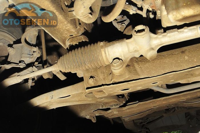 Power steering hidraulis yang berusia lanjut rawan mengalami kebocoran di bagian seal.