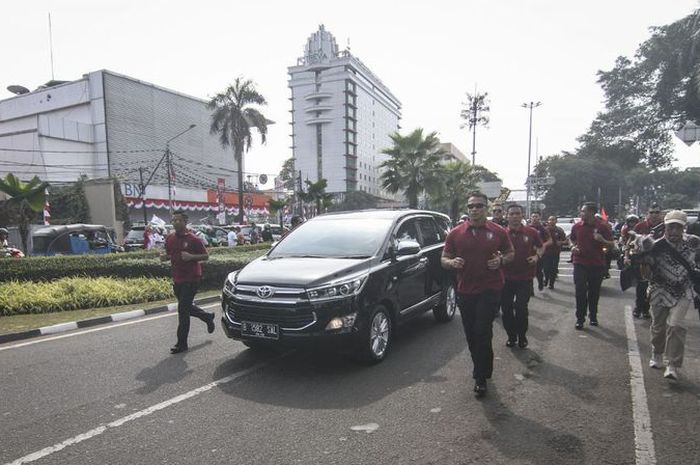 Paspampres menjaga mobil yang membawa Capres petahana Joko Widodo menuju Gedung Komisi Pemilihan Umu