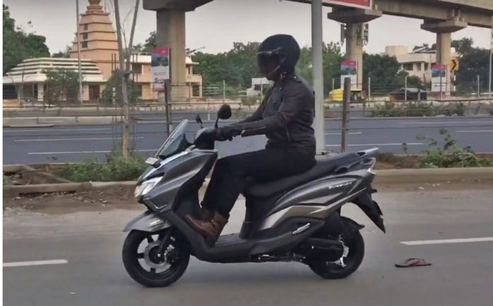 Posisi kaki rider bisa selonjoran saat naik Burgman 125