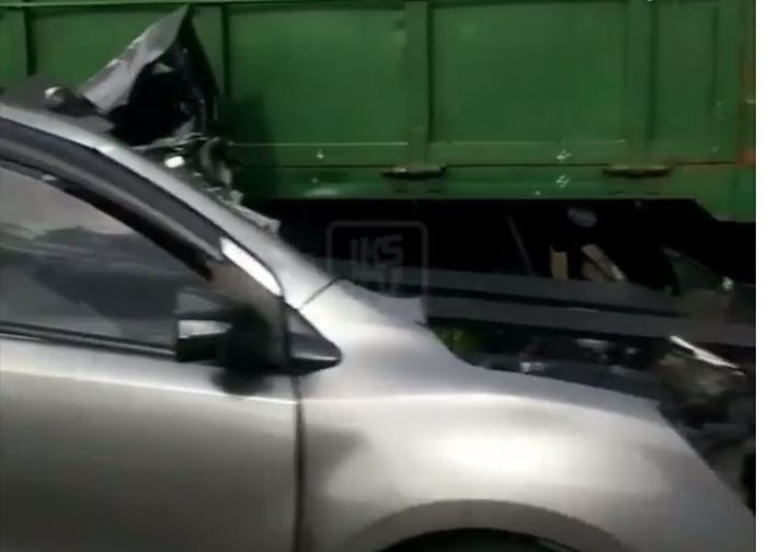 Nissan Grand Livina terkoyak hajar pantat truk di tol bawen