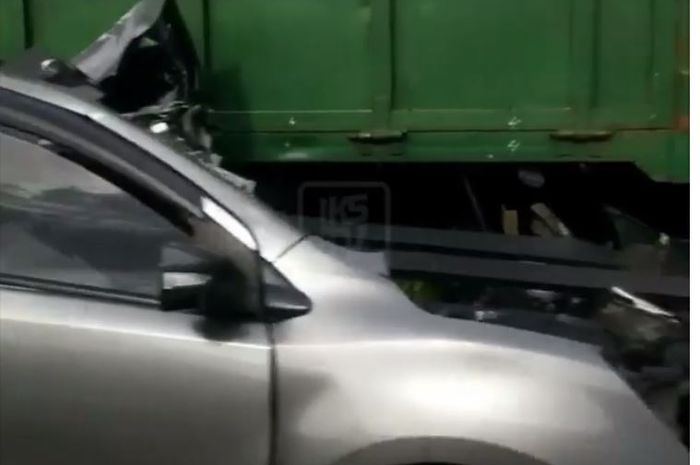 Nissan Grand Livina terkoyak hajar pantat truk di tol bawen