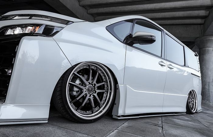 Kaki-kaki modifikasi Toyota Voxy dibikin lebih pendek dan pasang pelek Y-Spoke