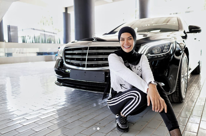 Nikita Mirzani dengan mobil barunya Mercedes-Benz S 450 L