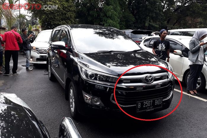 Toyota Kijang Innova B 2507 BKU Milik Anies  Gunakan Strobo