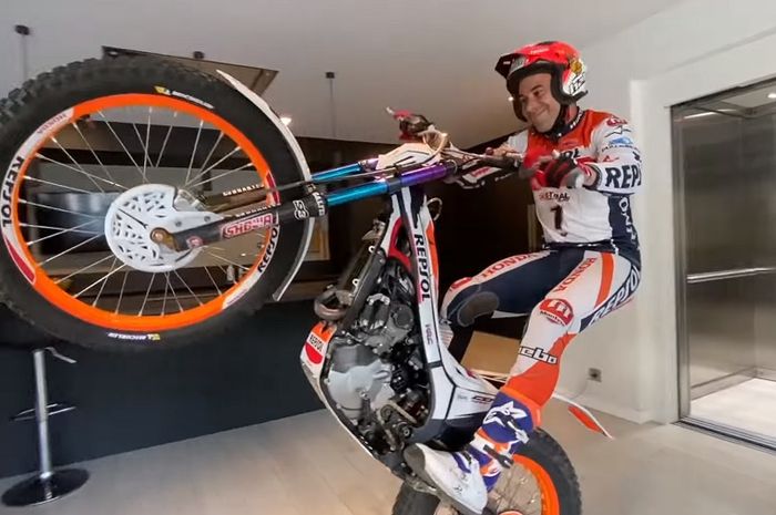 &Aacute;ntoni Bou melakukan aktivitas di rumahnya menggunakan motor trial.