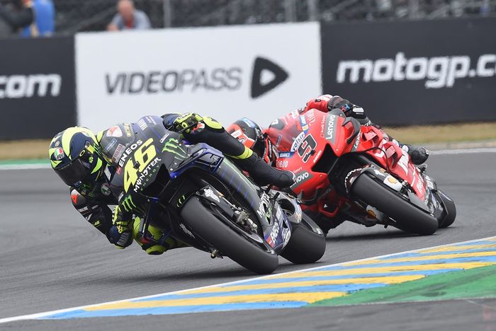 Valentino Rossi sempat meladeni kecepatan pembalap Ducati Danilo Pterucci di MotoGP Prancis