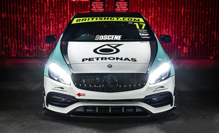 Tampilan depan Mercedes-AMG A45 dengan body kit AMG Aerodynamic