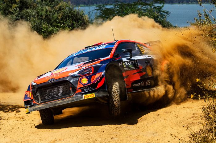 Thierry Neuville mengendarai Hyundai i20 pada Leg 2 Reli Safari 2021