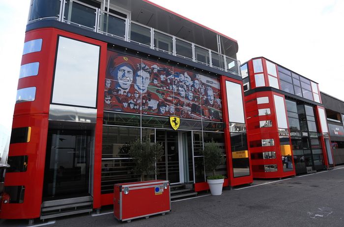 Motorhome tim Ferrari yang diubah menjadi bangunan serbaguna di sirkuit