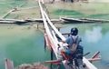 Bukan Atraksi, Orang Ini Seberangi Sungai Pakai Motor Di Jembatan Setapak, Katanya Ada di Papua