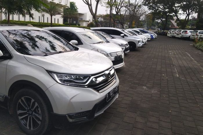 Anggota  White Car Community chapter Bekasi Patriot merayakan ulang tahun
