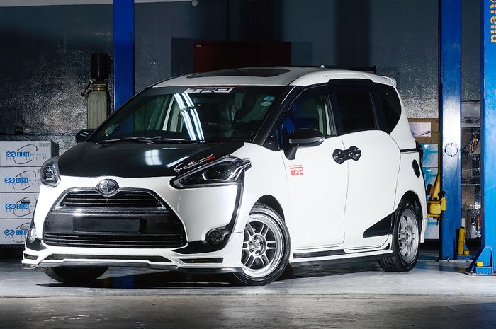 Modifikasi Toyota Sienta pakai body kit M'z Speed dan aksen karbon