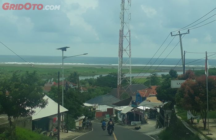 Hamparan laut Selatan Jawa membentang dari arah jalan Naringgul