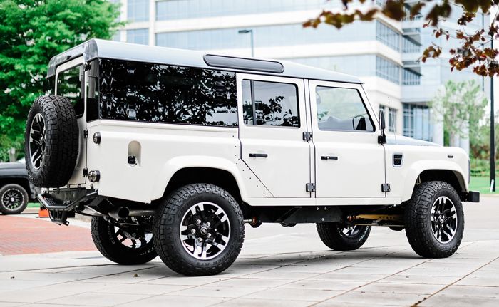 Land Rover Defender 110 pasang pelek dual-tone ukuran 18 inci